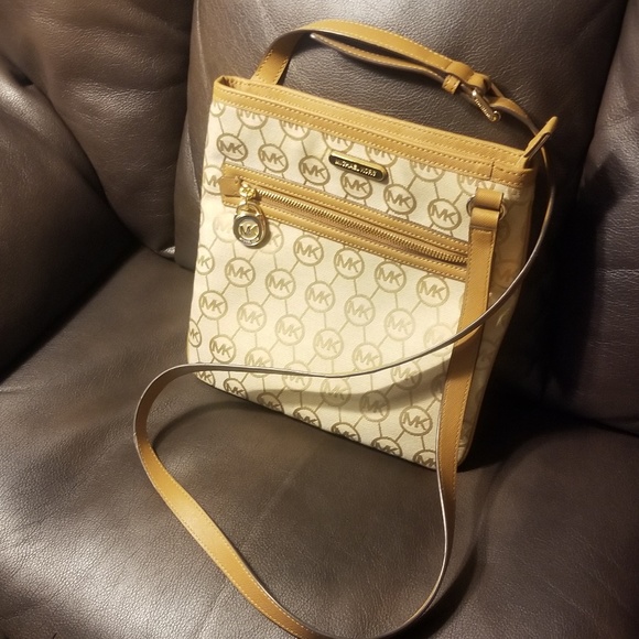Michael Kors Logo Print Crossbody - Picture 1 of 6